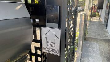 Una puerta con un cartel de acceso y un teclado de seguridad.