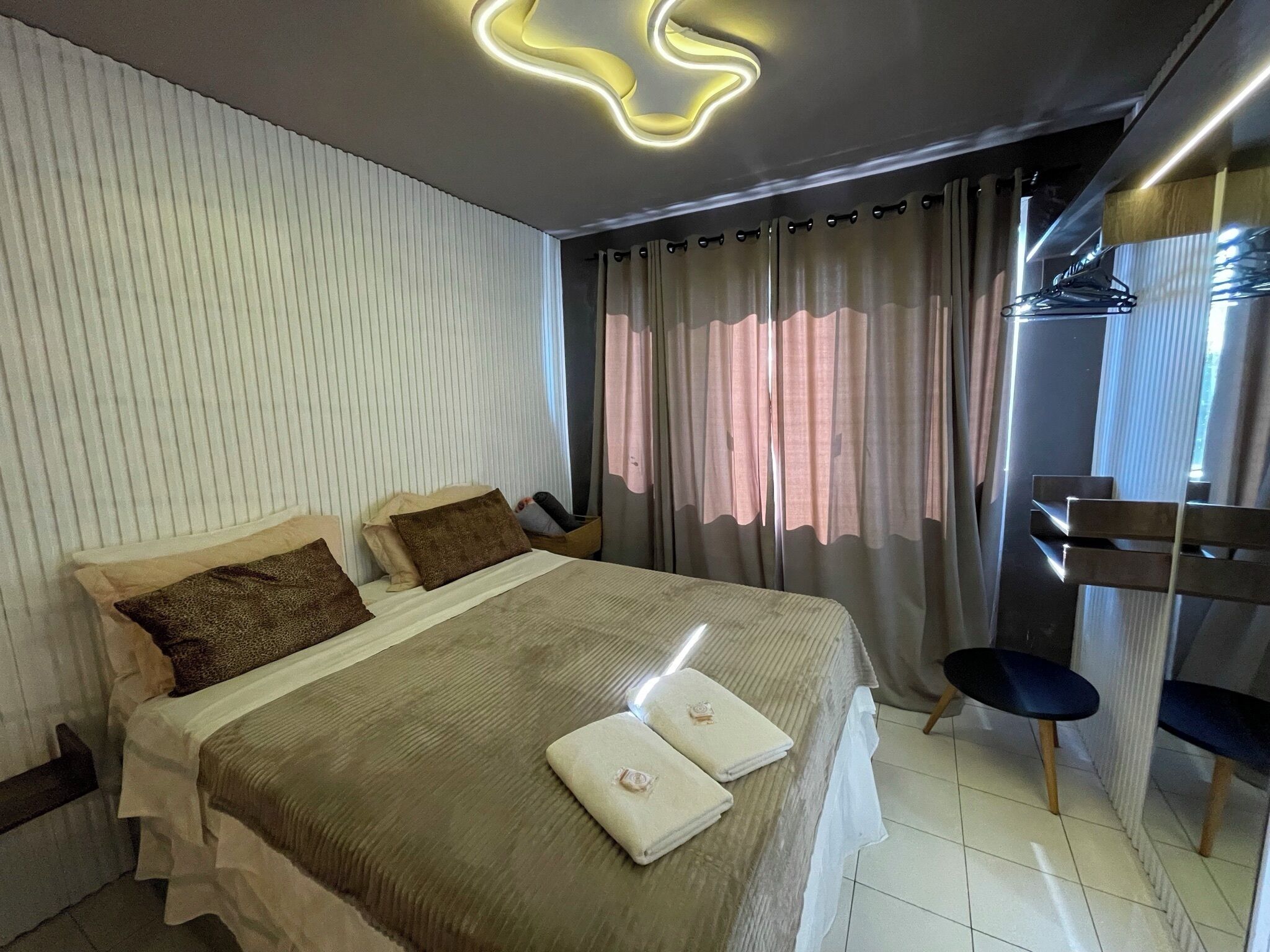 Apartamento design | Wi-Fi de cortesia, roupa de cama