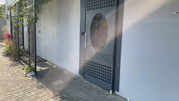 Um edifício moderno com uma porta cinzenta identificada como
