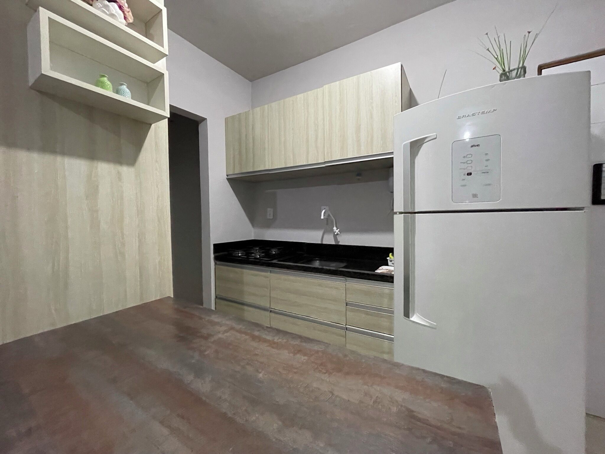 Una cocina moderna con horno empotrado, refrigerador y pileta.
