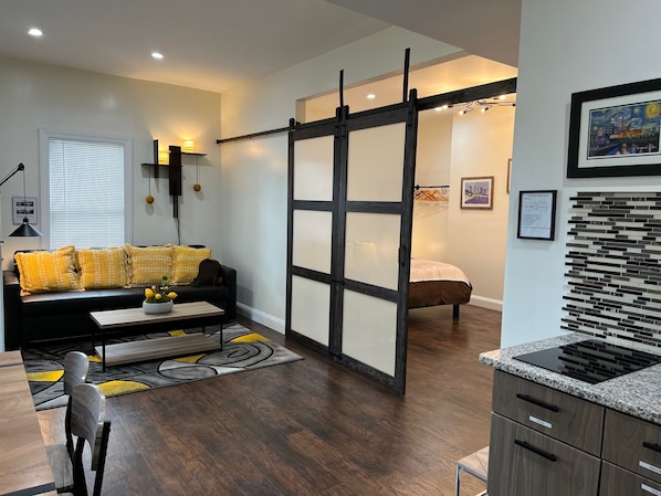 Smart TV - Uber Close to Hot Spots in Ohio City, Cleveland (Lower) (Cleveland)