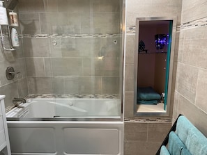 Combined shower/tub, jetted tub, hair dryer, towels