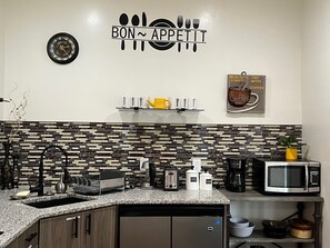 Kühlschrank, Mikrowelle, Herdplatte, Wasserkocher mit Kaffee-/Teezubehör