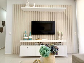 รอยัลอพาร์ทเมนท์ | ห้องนั่งเล่น | ทีวีจอแบน 40 นิ้ว พร้อมช่องเคเบิล, ทีวี, พื้นอุ่น