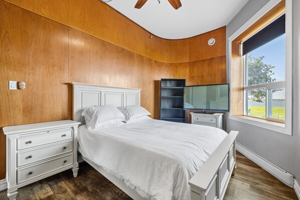 3 bedrooms, bed sheets