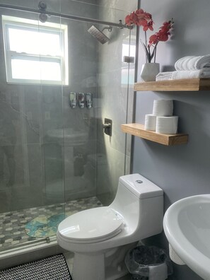 Badewanne, Haartrockner, Handtücher, Seife