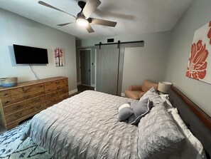 2 bedrooms, desk, iron/ironing board, travel cot - Peaceful Raleigh Retreat! Deck & Fire Pit, Wooded Lot, 5 min to 540 (Raleigh)