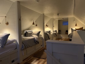 2 habitaciones, escritorio y tabla de planchar con plancha