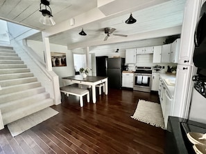 Refrigerador, microondas, horno, placa de cocina