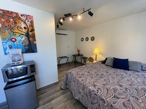 1 habitación, tabla de planchar con plancha, wifi gratis y ropa de cama