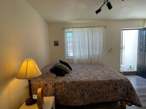 1 habitación, tabla de planchar con plancha, wifi gratis y ropa de cama