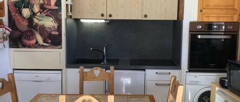 Kühlschrank, Mikrowelle, Ofen, Geschirrspüler