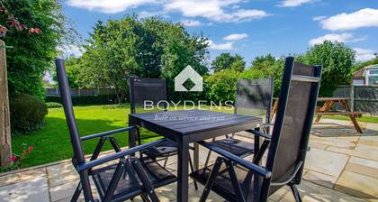 Located in one of the popular Frinton Avenues within walking distance of shops, cafes and beaches