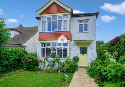 Located in one of the popular Frinton Avenues within walking distance of shops, cafes and beaches