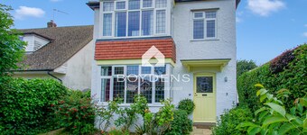Located in one of the popular Frinton Avenues within walking distance of shops, cafes and beaches