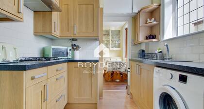 Located in one of the popular Frinton Avenues within walking distance of shops, cafes and beaches