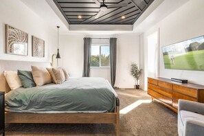 7 bedrooms, desk, iron/ironing board, travel cot - Private Getaway with Theater Room, Hot Tub, Dry Sauna, 7 bedrms, 4 bathrms (Riverton)