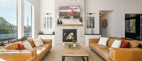 Fernseher, Kamin, Tischtennisplatte