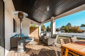 Outdoor dining - Private Getaway with Theater Room, Hot Tub, Dry Sauna, 7 bedrms, 4 bathrms (Riverton)
