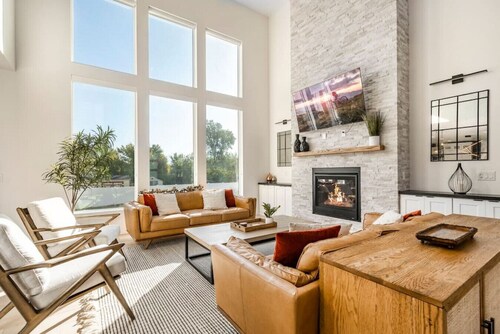 Private Getaway with Theater Room, Hot Tub, Dry Sauna, 7 bedrms, 4 bathrms