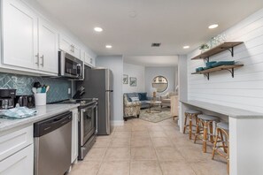 Frigorifero con congelatore, microonde, forno, piano cottura