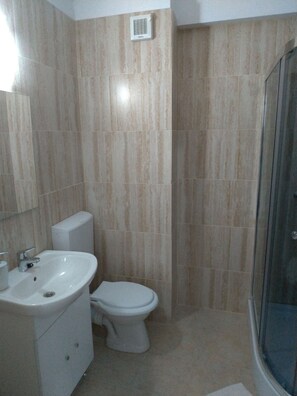 Chuveiro, toalhas de banho, sabonete, shampoo