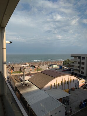 Property grounds - 1 minute by step to the Beach ! Sea & Beach view. Free parking. Pet friendly. (Mamaia-Sat)