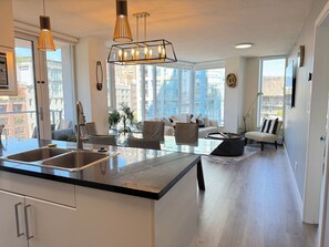 Interior - Recently Renovated 98 Walkable Score 2.5bdrm Condo w Parking, Pool, Sauna + A/C (Vancouver)