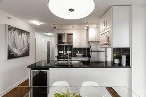 Fridge, microwave, oven, stovetop - Recently Renovated 98 Walkable Score 2.5bdrm Condo w Parking, Pool, Sauna + A/C (Vancouver)