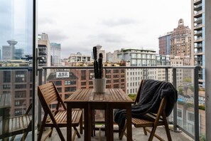 Outdoor dining - Recently Renovated 98 Walkable Score 2.5bdrm Condo w Parking, Pool, Sauna + A/C (Vancouver)