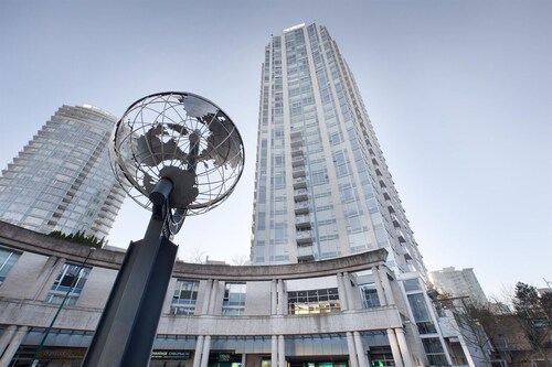 Recently Renovated 98 Walkable Score 2.5bdrm Condo w Parking, Pool, Sauna + A/C