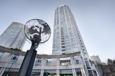 Recently Renovated 98 Walkable Score 2.5bdrm Condo w Parking, Pool, Sauna + A/C