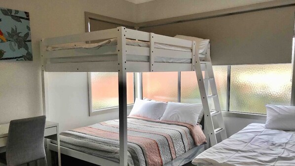 6 bedrooms, iron/ironing board, WiFi, bed sheets - D129 West Footscray Lodge (West Footscray)