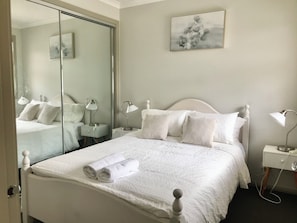 6 bedrooms, iron/ironing board, WiFi, bed sheets - D129 West Footscray Lodge (West Footscray)
