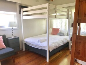 6 bedrooms, iron/ironing board, WiFi, bed sheets - D129 West Footscray Lodge (West Footscray)