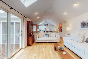 TV, peis, bøker og stereoanlegg