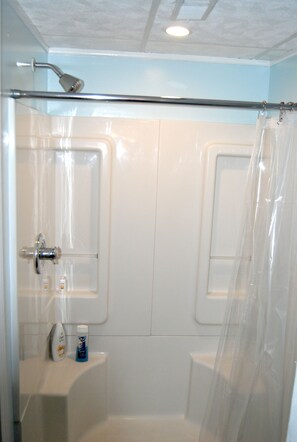 Bathtub, hair dryer, towels, soap - 7 minutes to Indiana University (Bloomington)