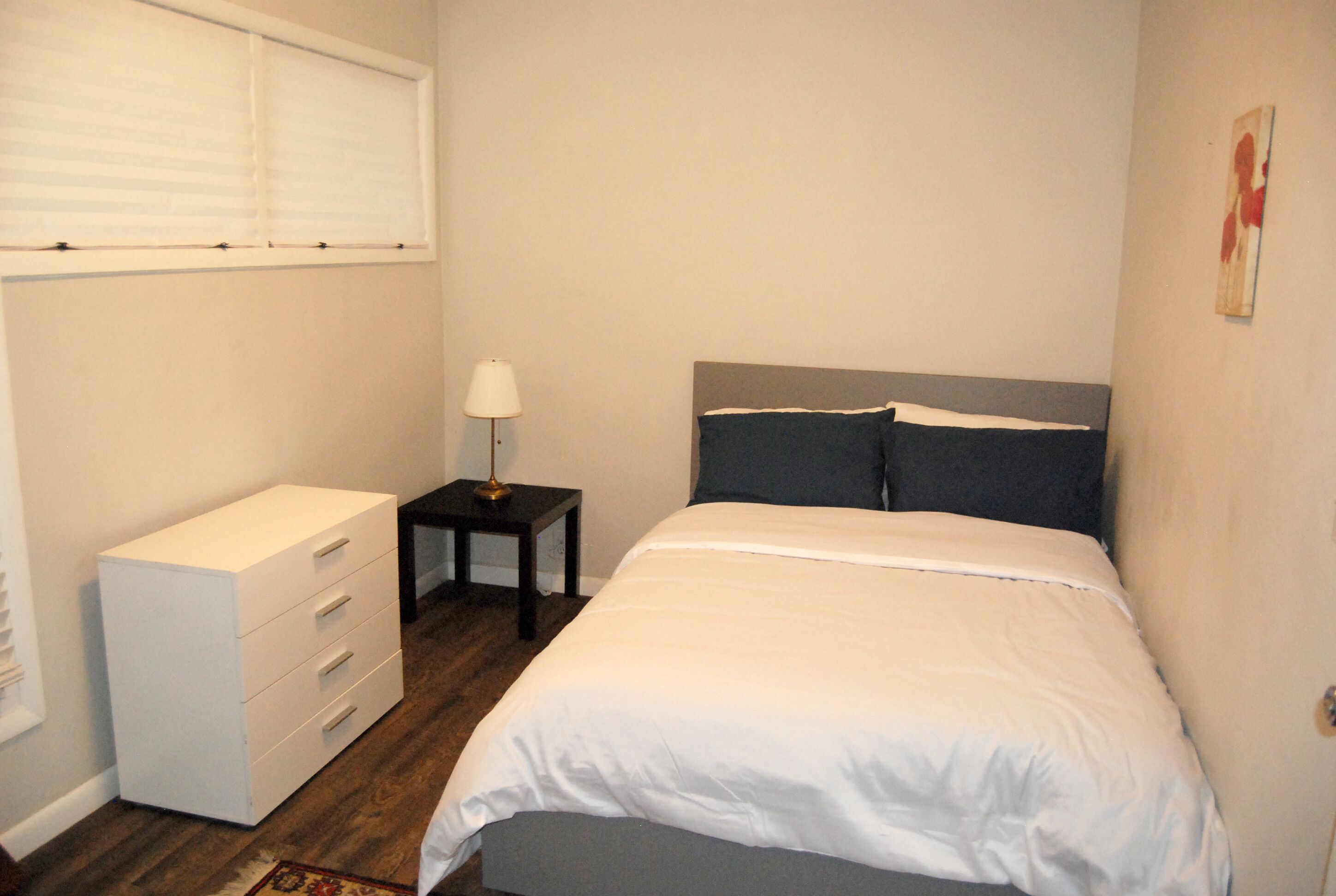 4 多间卧室、办公桌、免费 WiFi、床单