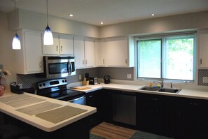 冰箱、微波炉、烤箱、炉灶