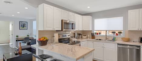 冰箱、微波炉、烤箱、炉灶