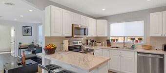 3BR/2BA House-AC- Parking- Light Rail (Relist- supper host)