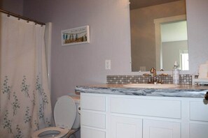 Combined shower/bathtub, jetted bath, towels