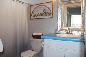 Combined shower/bathtub, jetted bath, towels