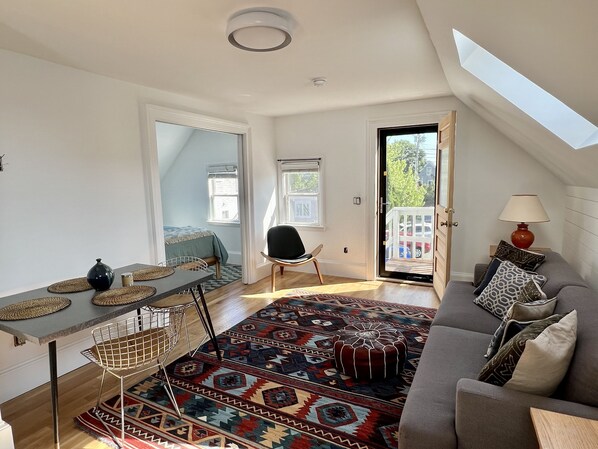 Smart TV - New 3 bed condo a block from the beach w/ parking (Provincetown)