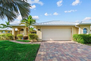 Exterior - Luxury GULF access! DOCK/SPA/Pool/GAME ROOM (Cape Coral)