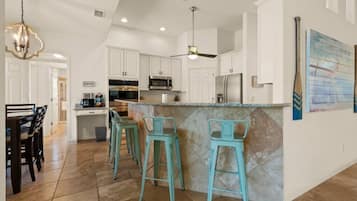 KĂŒhlschrank, Mikrowelle, Ofen, Herdplatte