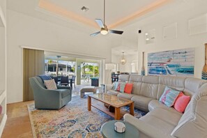 Smart-TV, Videospiele, Tischtennisplatte, Stereoanlage