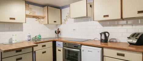 Cottage | Private kitchen | Fridge, dishwasher, electric kettle, toaster