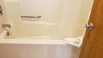 2 Rooms Suites 3 Queen Beds | Bathroom