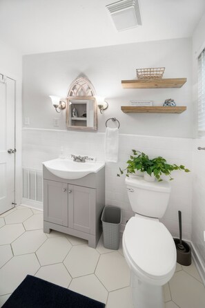 Combinazione doccia/vasca, asciugacapelli, asciugamani, sapone